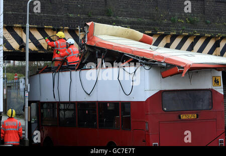 Un autobus a due piani pieno di bambini della scuola ha avuto il suo tetto strappato fuori quando ha urtato con un ponte. L'autobus si è schiantato nel ponte ferroviario a Lancaster Road, Leicester, intorno alle 10.30. Foto Stock