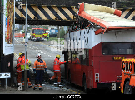 Un autobus a due piani pieno di bambini della scuola ha avuto il suo tetto strappato fuori quando ha urtato con un ponte. L'autobus si è schiantato nel ponte ferroviario a Lancaster Road, Leicester, intorno alle 10.30. Foto Stock