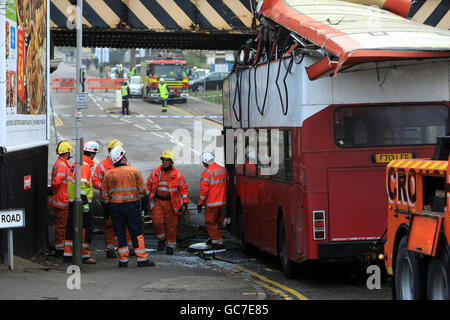 Un autobus a due piani pieno di bambini della scuola ha avuto il suo tetto strappato fuori quando ha urtato con un ponte. L'autobus si è schiantato nel ponte ferroviario a Lancaster Road, Leicester, intorno alle 10.30. Foto Stock