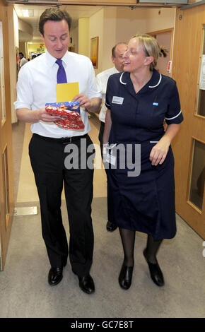 David Cameron, leader del partito conservatore, riceve regali di Natale per i suoi figli mentre visita il Calderdale Royal Hospital di Halifax. Foto Stock