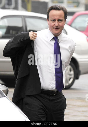 Il leader del Partito conservatore David Cameron arriva oggi al Calderdale Royal Hospital di Halifax dove ha incontrato personale e pazienti. Foto Stock