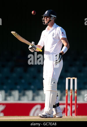 Cricket - Tour Match - Sud Africa XI v Inghilterra - giorno uno - Buffalo Park. Kevin Pietersen in Inghilterra gioca con la palla durante la partita a Buffalo Park, East London, Sudafrica. Foto Stock