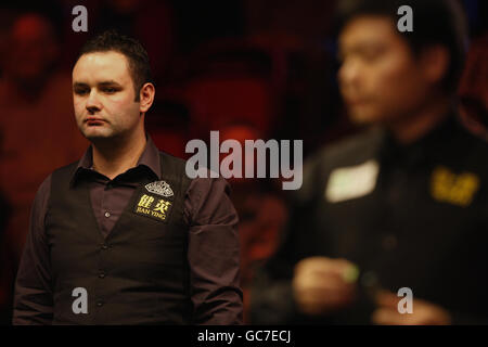 Stephen Maguire della Scozia (a sinistra) nella sua semifinale contro il cinese Ding Junhui durante il Pukka Pies UK Championship al Telford International Centre di Telford. Foto Stock