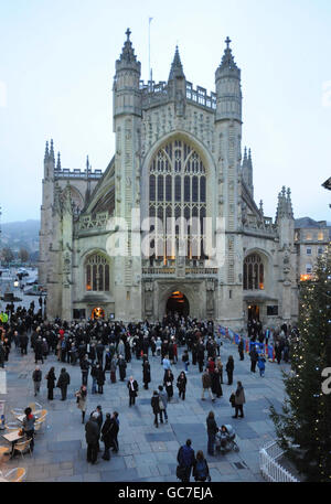 Congregazione al di fuori dell'Abbazia di Bath dopo i funerali di Melanie Hall. Foto Stock