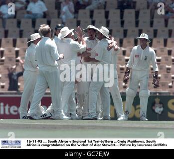 16-11-95 ... Sud Africa / Inghilterra 1st Test-Jo'Berg ...Craig Matthews, Sud Africa si congratula per il wicket di Alec Stewart. Foto di Laurence Griffiths Foto Stock