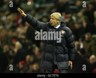 Calcio - Barclays Premier League - Liverpool / Arsenal - Anfield. Arsene Wenger, responsabile dell'arsenale, si attiva sulla linea di contatto Foto Stock
