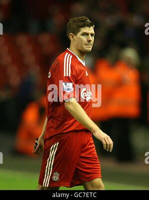 Calcio - Barclays Premier League - Liverpool / Arsenal - Anfield. Steven Gerrard di Liverpool esce dal campo abbattuto dopo il fischio finale Foto Stock