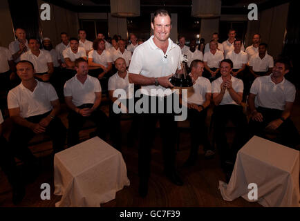Il capitano inglese Andrew Strauss con l'Inghilterra Men's Cricket Team presso il team hotel di Johannesburg, Sudafrica, dopo aver vinto il premio Team of the Year durante i BBC Sports Personality of the Year Awards. Foto Stock