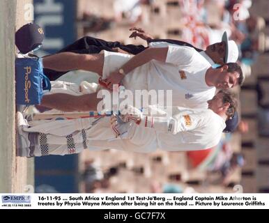 16-11-95 ... Sud Africa / Inghilterra 1 ° Test-Jo'Berg ... Inghilterra Capitano Mike Atherton è trattato da Physio Wayne Morton dopo essere stato colpito sulla testa ... Foto di Laurence Griffiths Foto Stock