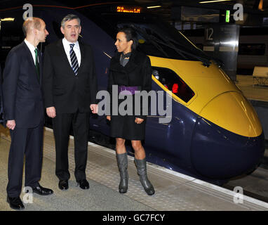 Il primo Ministro Gordon Brown (centro) è affiancato dal Segretario dei Trasporti Lord Adonis (sinistra) e Dame Kelly Holmes (destra) alla stazione St Pancras di Londra il primo giorno dei nuovi treni ad alta velocità Javelin. Foto Stock