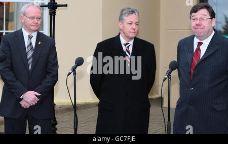 Il Premier irlandese Brian Cowen (a destra) dopo il primo e il vice primo ministro dell'Irlanda del Nord Peter Robinson (al centro) e Martin McGuinness (a sinistra) non erano d'accordo di fronte alle telecamere sulla polizia e la giustizia dopo una riunione del Consiglio ministeriale Nord-Sud (NSMC) a Limavady, Co Londonderry. Foto Stock