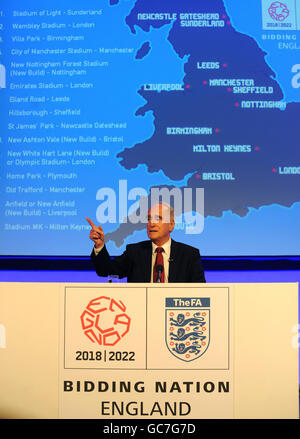 Lord Brian Mahwhinney durante l'annuncio della città ospitante della Coppa del mondo 2018 al QE2 Conference Center, Londra. Foto Stock