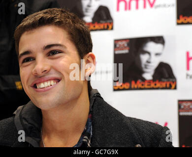 Joe McElderry CD firma a HMV Foto Stock