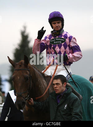 Corse ippiche - Boylesports International - Day One - Cheltenham Racecourse. Il jockey William Kennedy su Trechant è condotto nella recinzione dei vincitori dopo la corsa di ostacoli di handicap Boylepoker.com Foto Stock