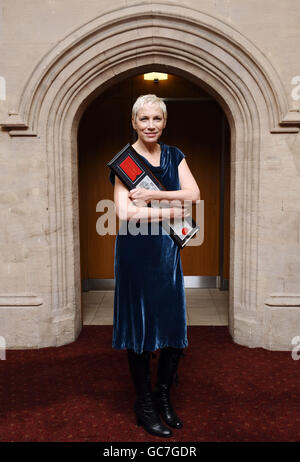 Annie Lennox dopo essere stato presentato con la libertà della città di Londra, alla cena di gala della Croce Rossa 'Tribute to Annie Lennox' e concerto al Guildhall di Londra. È stata nominata dal British Red Cross International Fundraising Committee, in riconoscimento del suo lavoro di raccolta fondi e umanitario. Foto Stock