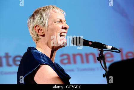 Annie Lennox suona alla cena di gala della Croce Rossa "Tribute to Annie Lennox" e concerto presso la Guildhall di Londra. Foto Stock