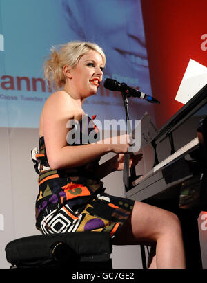 Little Boots si esibisce alla cena di gala "Tribute to Annie Lennox" della Red Cross e concerto presso la Guildhall di Londra. Foto Stock