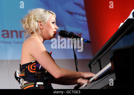 Little Boots si esibisce alla cena di gala "Tribute to Annie Lennox" della Red Cross e concerto presso la Guildhall di Londra. Foto Stock