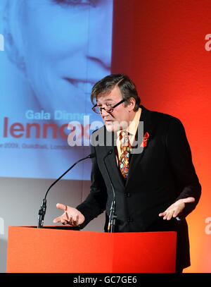 Serata tributo Annie Lennox. Stephen Fry parla alla cena di gala della Croce Rossa "Tribute to Annie Lennox" e concerto al Guildhall di Londra. Foto Stock