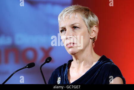 Annie Lennox parla alla cena di gala della Croce Rossa 'Tribute to Annie Lennox' e concerto alla Guildhall di Londra. Foto Stock