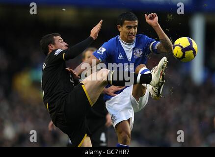 Everton's Tim Cahill (a destra) e Barry Ferguson di Birmingham (a sinistra) combatti per la palla Foto Stock