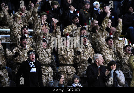 I soldati dei Royal Northumberland Fusiliers, che hanno condotto prima della partita, sono stati ospiti del Newcastle United per guardare la partita dopo il loro ritorno dall'Afghanistan durante la partita del campionato di Coca-Cola League al St James' Park, Newcastle. Foto Stock