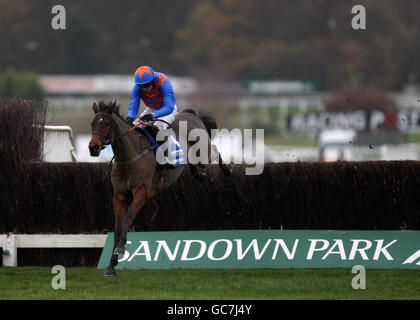 Corse di cavalli - Tingle Creek Day - Sandown Park. Twist Magic indovinato dal jockey Ruby Walsh salta l'ultimo sulla strada per vincere la Keith Prowse ospitalità Tingle Creek caccia campanaria Foto Stock