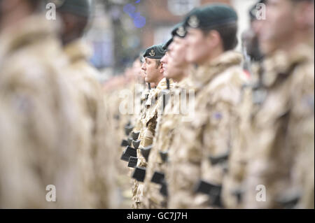 I soldati del 4° Battaglione i Fucili (4 Fucili) sfilano attraverso Salisbury, Wiltshire, per celebrare il loro recente ritorno alla caserma di Bulford dopo il ritorno dal servizio in Afghanistan. Foto Stock