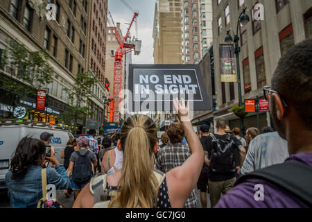 New York, Stati Uniti. 07 Luglio, 2016. Circa due mila newyorkesi hanno marciato in Manhattan portando il traffico a un arresto per molte ore esigenti responsabilità della polizia e per ricordare Delrawn piccole, AltonSterling e PhilandoCastile, i tre uomini ucciso dalla polizia negli ultimi tre giorni di credito: Erik McGregor/Pacific Press/Alamy Live News Foto Stock