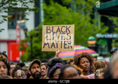 New York, Stati Uniti. 07 Luglio, 2016. Circa due mila newyorkesi hanno marciato in Manhattan portando il traffico a un arresto per molte ore esigenti responsabilità della polizia e per ricordare Delrawn piccole, AltonSterling e PhilandoCastile, i tre uomini ucciso dalla polizia negli ultimi tre giorni di credito: Erik McGregor/Pacific Press/Alamy Live News Foto Stock