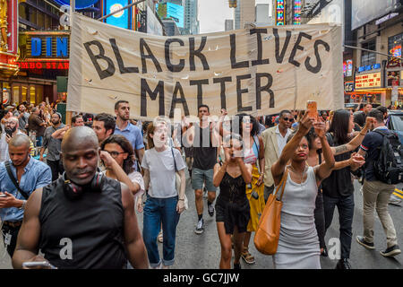 New York, Stati Uniti. 07 Luglio, 2016. Circa due mila newyorkesi hanno marciato in Manhattan portando il traffico a un arresto per molte ore esigenti responsabilità della polizia e per ricordare Delrawn piccole, AltonSterling e PhilandoCastile, i tre uomini ucciso dalla polizia negli ultimi tre giorni di credito: Erik McGregor/Pacific Press/Alamy Live News Foto Stock