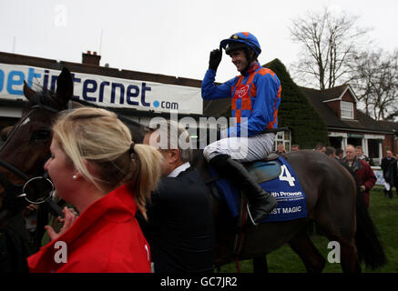 Corse di cavalli - Tingle Creek Day - Sandown Park. Il jockey Ruby Walsh su Twist Magic è stato portato nel recinto del vincitore dopo la Keith Prowse Hospitality Tingle Creek Steeple Chase Foto Stock