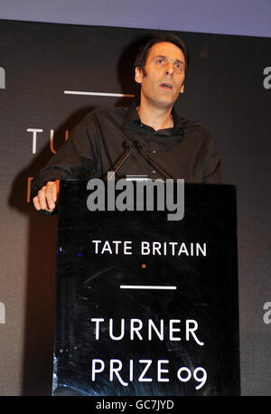 Richard Wright si rivolge agli ospiti dopo aver ricevuto il Premio Turner 2009 al Tate Britain. Foto Stock