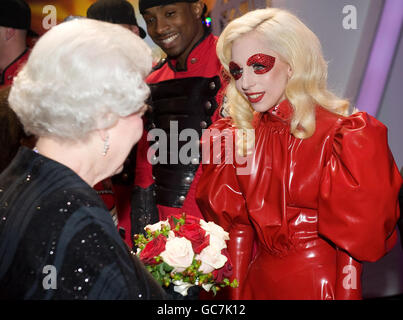 La regina Elisabetta II incontra la cantante americana Lady Gaga (a destra) dopo la Royal Variety Performance a Blackpool. Foto Stock