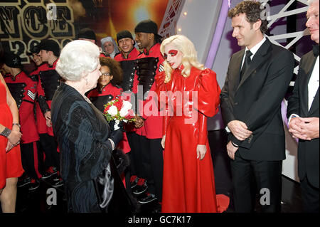 La regina Elisabetta II incontra la cantante americana Lady Gaga (a destra) dopo la Royal Variety Performance a Blackpool. Foto Stock