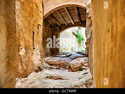 Archway nella città vecchia di Miravet Foto Stock