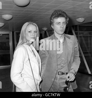 Intrattenimento - Nicholas palla e Pamela Stephenson - Aeroporto di Heathrow Foto Stock