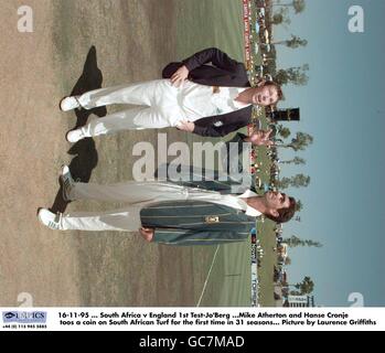 16-11-95. Sud Africa / Inghilterra 1st Test-Jo'Berg .Mike Atherton e Hanse Cronje gettano una moneta sul South African Turf per la prima volta in 31 stagioni. Foto di Laurence Griffiths Foto Stock