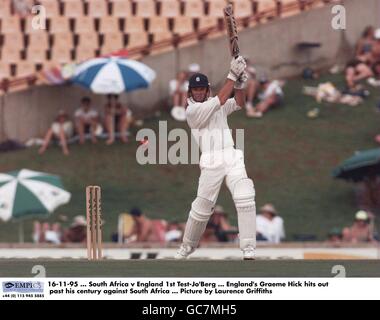 16-11-95. Sud Africa / Inghilterra 1° Test-Jo'Berg. Graeme Hick dell'Inghilterra colpisce oltre il suo secolo contro il Sud Africa. Foto di Laurence Griffiths Foto Stock