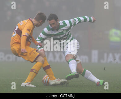 Celtics Scott McDonald sfida Motherwells Steven Saunders durante la partita della Clydesdale Bank Scottish Premier League al Fir Park, Motherwell. Foto Stock