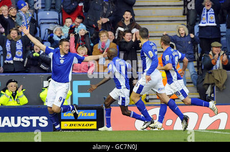 Steve Howard di Leicester City (a sinistra) celebra il punteggio durante la partita del Coca-Cola Championship al Walkers Stadium di Leicester. Foto Stock