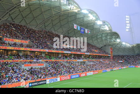 La gente guarda Asian Cup a AAMI Park a Melbourne in Australia. Foto Stock