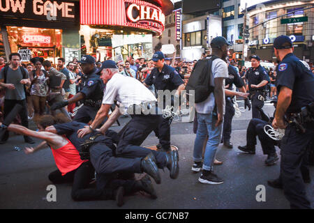 Manhattan, Stati Uniti. 07 Luglio, 2016. Migliaia hanno marciato per le strade di New York City dopo i video sono stati rilasciati che mostra due distinte incidenze di polizia spara e uccide due maschi neri. Credito: Angelo Zayas/Pacific Press/Alamy Live News Foto Stock