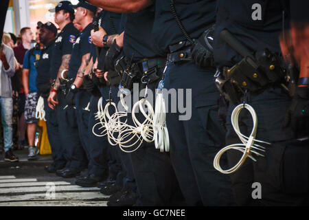 Manhattan, Stati Uniti. 07 Luglio, 2016. Migliaia hanno marciato per le strade di New York City dopo i video sono stati rilasciati che mostra due distinte incidenze di polizia spara e uccide due maschi neri. Credito: Angelo Zayas/Pacific Press/Alamy Live News Foto Stock