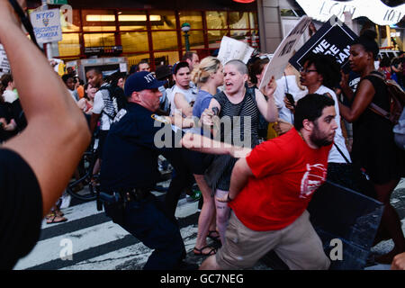 Manhattan, Stati Uniti. 07 Luglio, 2016. Migliaia hanno marciato per le strade di New York City dopo i video sono stati rilasciati che mostra due distinte incidenze di polizia spara e uccide due maschi neri. Credito: Angelo Zayas/Pacific Press/Alamy Live News Foto Stock