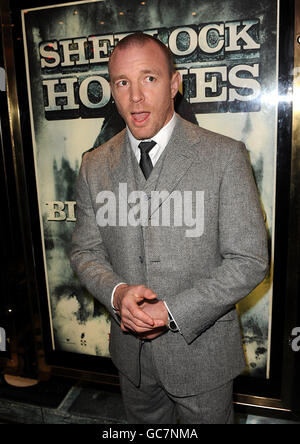 Il regista Guy Ritchie arriva per la prima mondiale di Sherlock Holmes, all'Empire, Leicester Square, Londra. Foto Stock