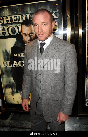 Il regista Guy Ritchie arriva per la prima mondiale di Sherlock Holmes, all'Empire, Leicester Square, Londra. Foto Stock