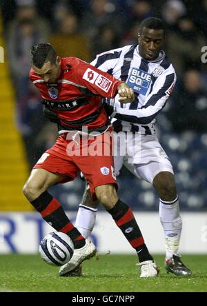 Calcio - Coca-Cola Football League Championship - West Bromwich Albion / Queens Park Rangers - The Hawthorns. Tom Williams del Queens Park Rangers (a sinistra) e Abdoulaye Meite del West Bromwich Albion (a destra) lottano per la palla Foto Stock