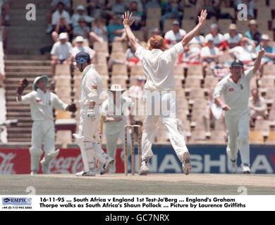 16-11-95. Sud Africa / Inghilterra 1° Test-Jo'Berg. Graham Thorpe in Inghilterra cammina come Shaun Pollock in Sud Africa. Foto di Laurence Griffiths Foto Stock