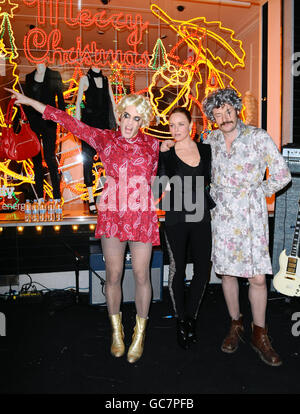 Stella McCartney con Noel Fielding e Julian Barratt del Mighty Boosh dopo aver acceso le luci di Natale al negozio Stella McCartney di Londra. Foto Stock